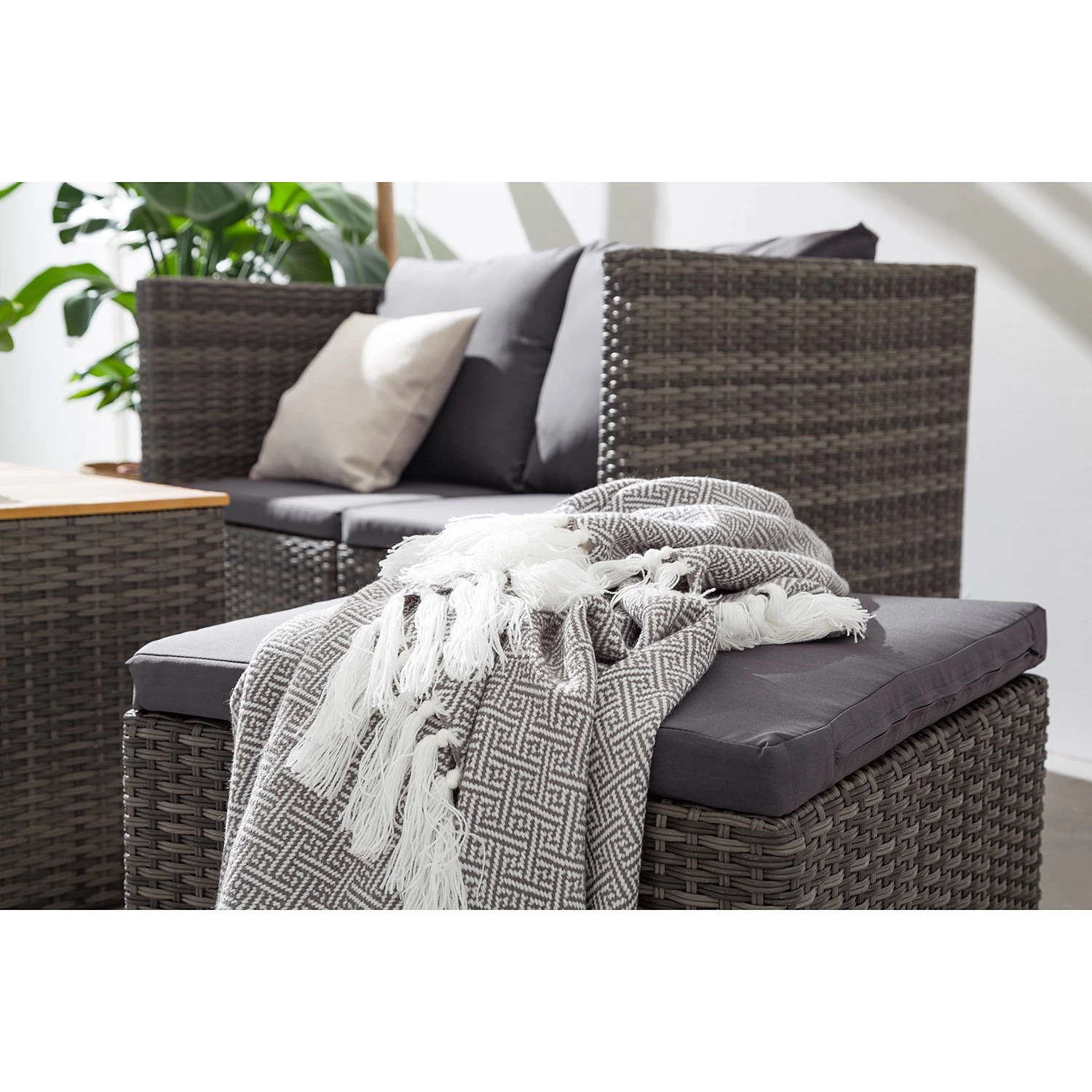 Jardi Ensemble lounge Roizy (6 éléments) - Polyrotin / Tissu - Gris / Acacia 16 Jardi Ensemble lounge Roizy (6 éléments) - Polyrotin / Tissu - Gris / Acacia – Image 16